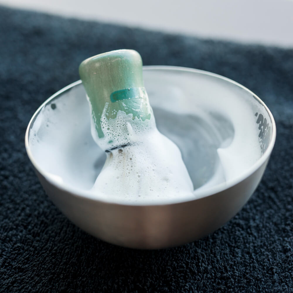 Un bol en métal contenant un pinceau.